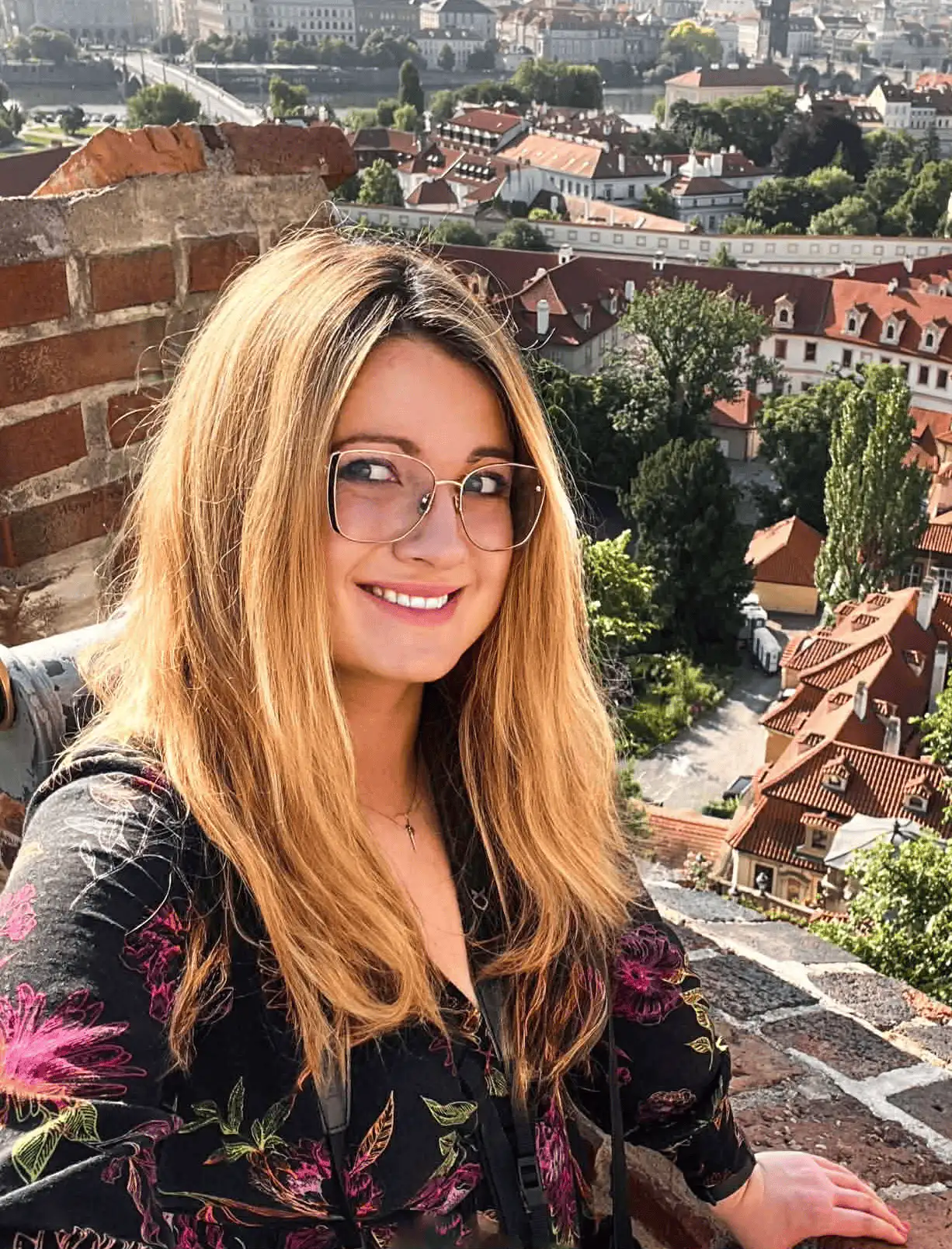 Zdjęcie autorki w okularach na tle miasta.
