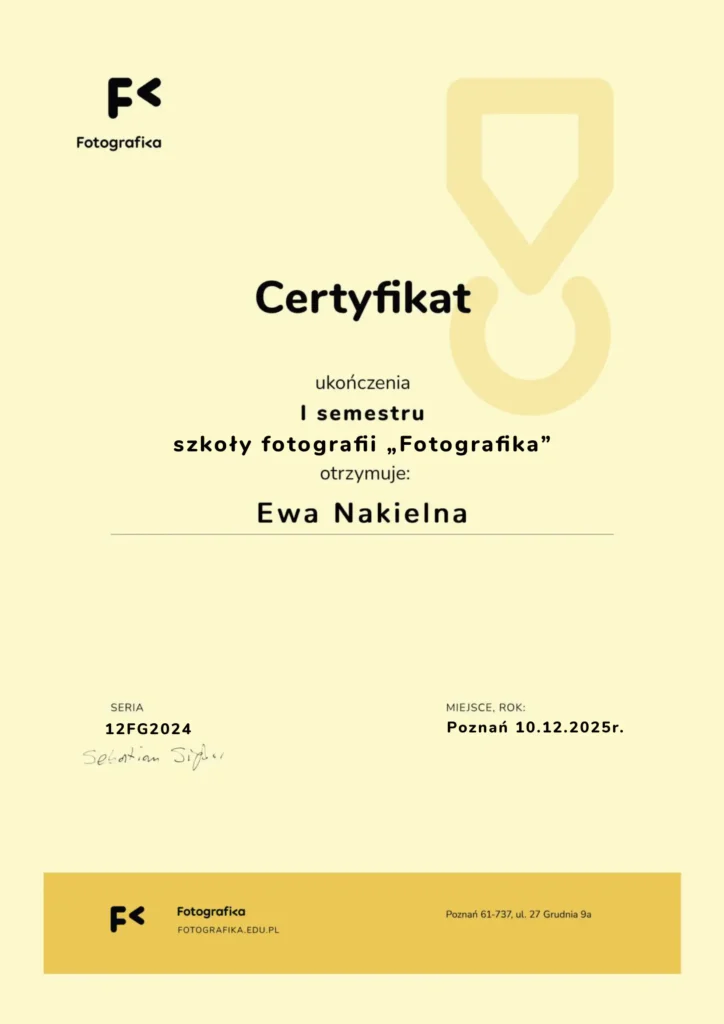 Certyfikat potwierdzający ukończenie pierwszego semestru szkoły fotografii "Fotografika"