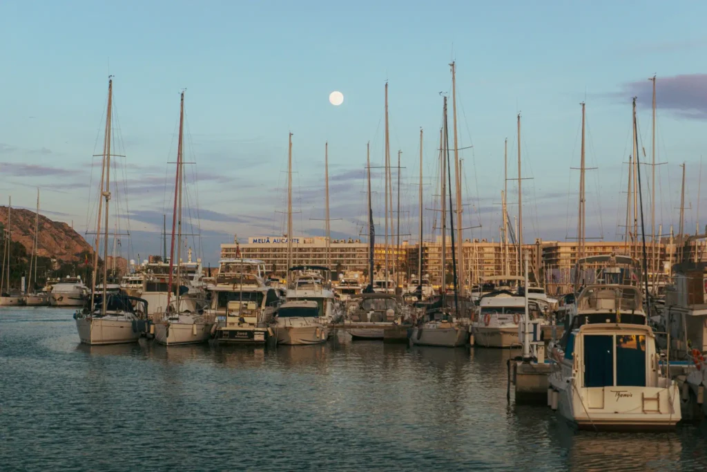 Port z dużą ilością łodzi w mieście.