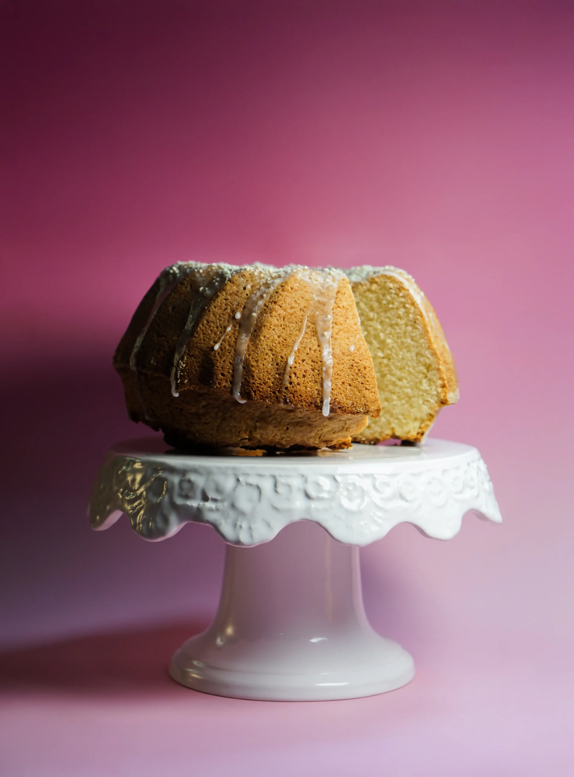 Babka drożdżowa na specjalnej tacy.