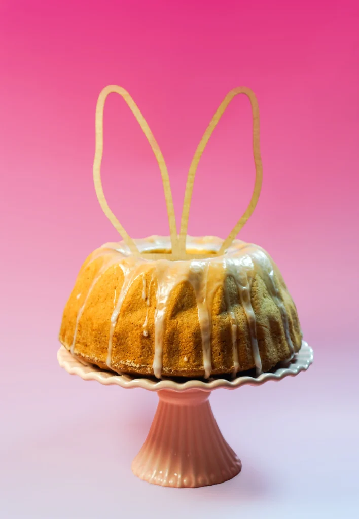 Babka drożdżowa na specjalnej tacy, ze środka wychodzą królicze uszy.