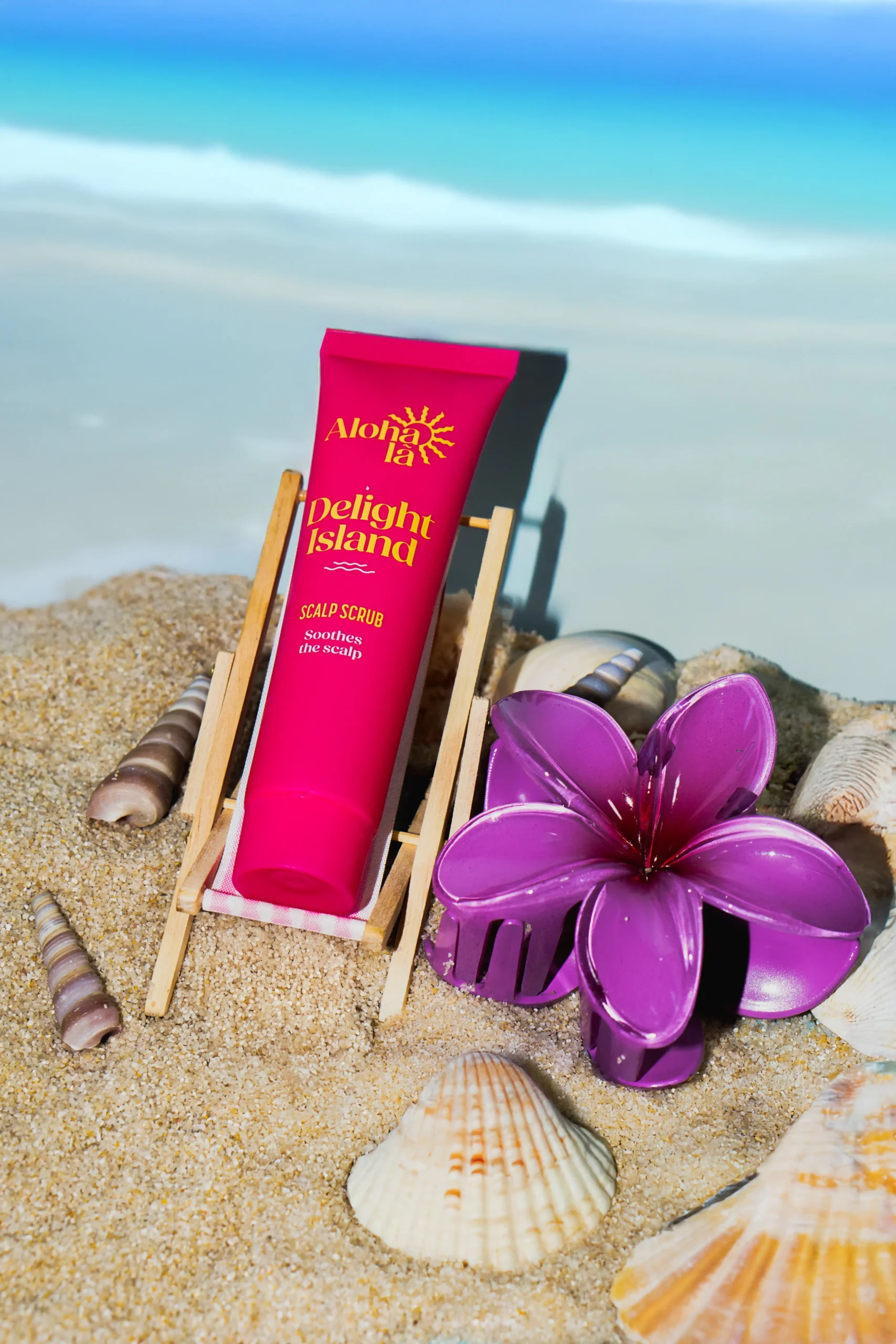 Peeling do skóry głowy ułożony na leżaku z plażą w tle.