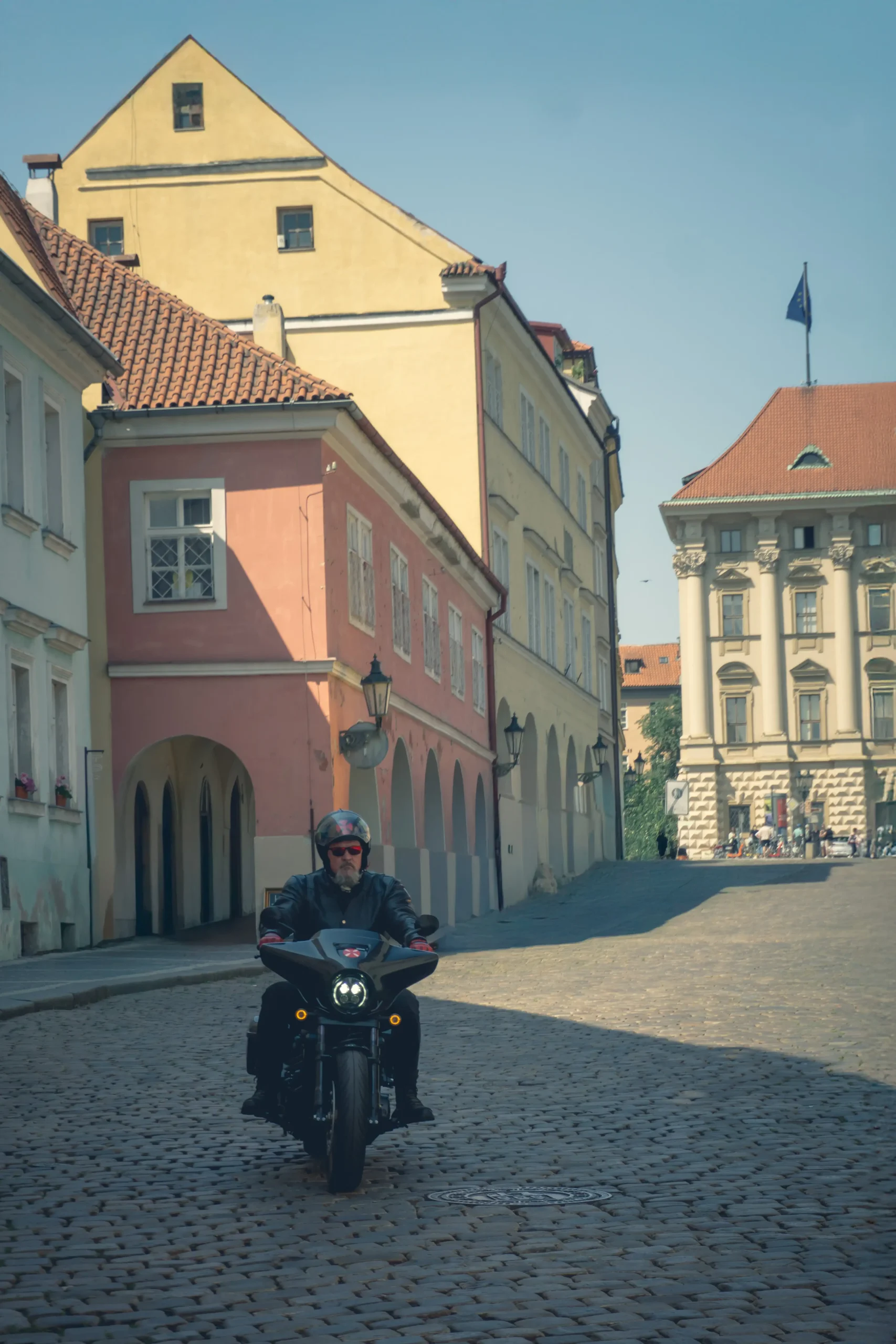 Mężczyzna przemierzający miasto na dużym motocyklu.
